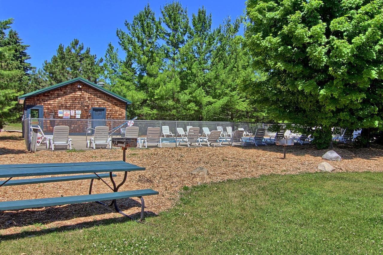 The Legend Cottage Inn Bellaire Екстериор снимка